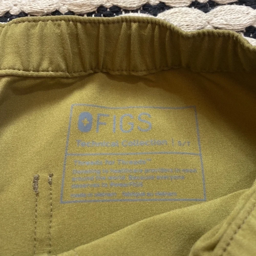 FIGS Cario cargo Scrub bottoms in Olive Green - Mens size ST Small Tall